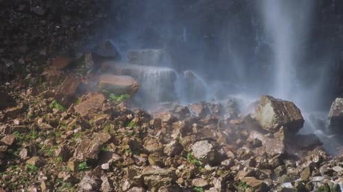 Wasser fällt auf Kaskadenbach