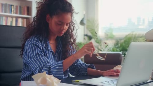 Überarbeitete Studentin, die nach der Arbeit am Laptop Augenermüdung erlebt