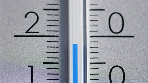 Die Temperatur steigt auf der Thermometerskala