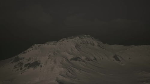 Montagne rocheuse sombre Théâtral avec des plaques de neige dans la tempête
