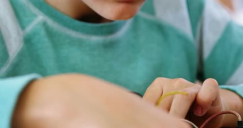 Schüler arbeitet an einem elektronisch Projekt im Klassenzimmer