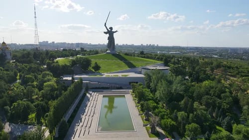 Vista de Zumbido de la famosa escultura soviética que llama la patria