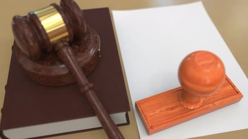 Holzstempel mit Hammer und Belästigung auf dem Papier