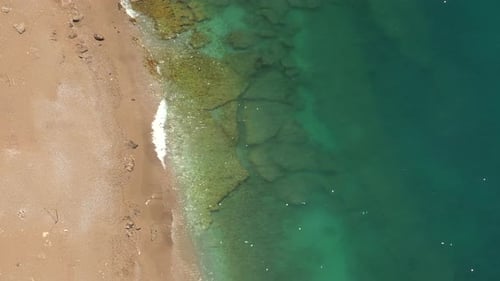 Plage de sable tropicale naturelle intacte et récifs sous-marins