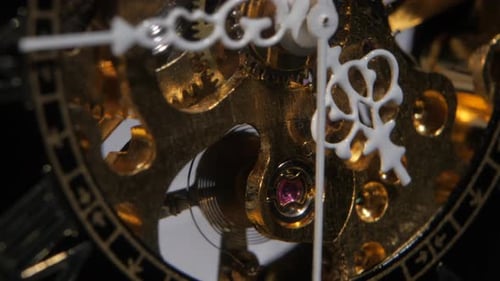 Mécanisme d'horloge en état de marche. Gros plan