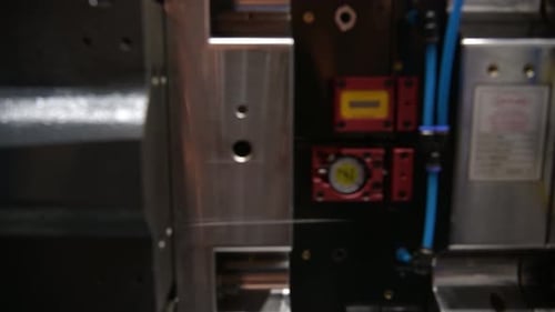 Automatische Presse für die Herstellung von Kunststoffprodukten.