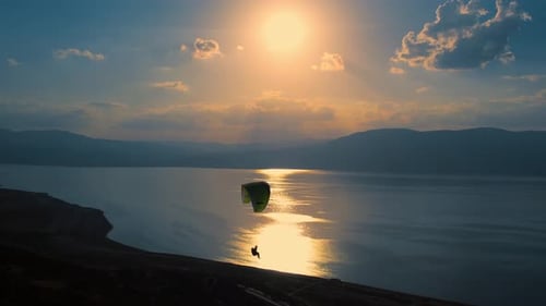 Vol en parapente au lever du soleil