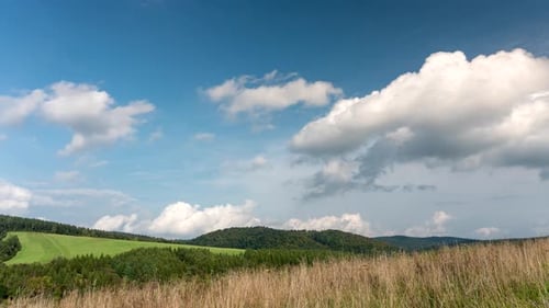 Wolken und Schatten bewegen sich.