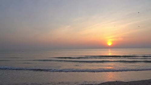 Wunderschöner tropischer Strand, Meer, Meer mit blauem Himmel und weißer Wolke