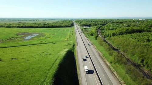 Luftaufnahme von Autos und Lkw-Fahrten entlang der Autobahn