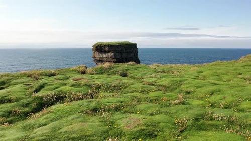 Luftaufnahme des Dun Briste Sea Stick im Downpatrick Head County Mayo Republik Irland