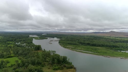 Fluss unter Sturmwolken