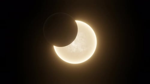 Der Mond umkreist die Sonne.