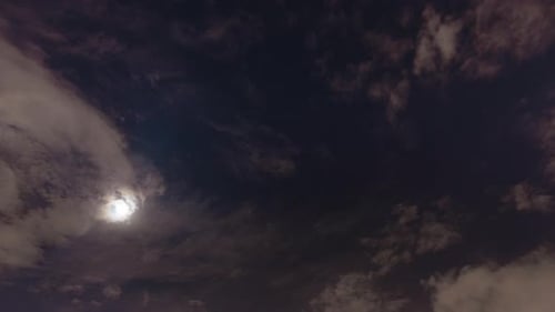 Zeitrafferwolke bewegt sich am Nachthimmel