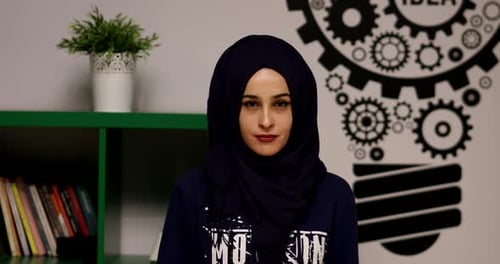 Junge muslimische Frau blickt in die Kamera