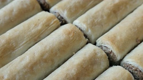 Dessert arabe, pâte filo, baklava, petits pains sucrés fourrés aux noix 4K 2160p 30 images par seconde, vidéo inclinable UHD -
