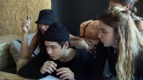Cours d'apprentissage en ligne sur ordinateur avec un groupe d'étudiants