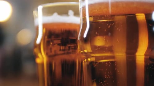 Schaumiges Bier in Gläsern Nahaufnahme