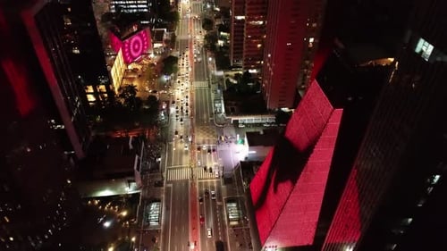 Paisagem aérea noturna da Avenida Paulista em São Paulo, Brasil