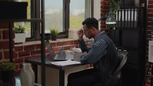 Un travailleur pensif réfléchit à des idées sur les opportunités futures