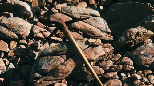 Retro-Spitzhacke auf den Felsen