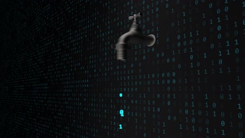Datenleckkonzept mit Software-Binärcode, der aus dem Wasserhahn fließt - 4K