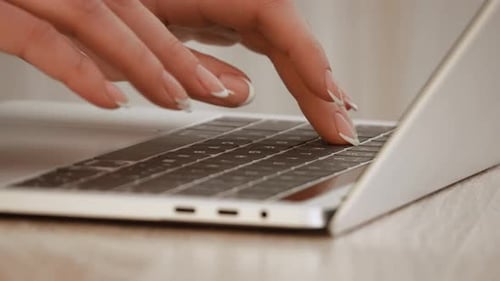 Weibliche Hände tippen auf Notebooktastatur Studieren Arbeiten mit Laptop-Online-Bildung