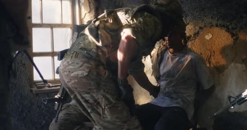 Soldat de sexe masculin avec adolescent captif