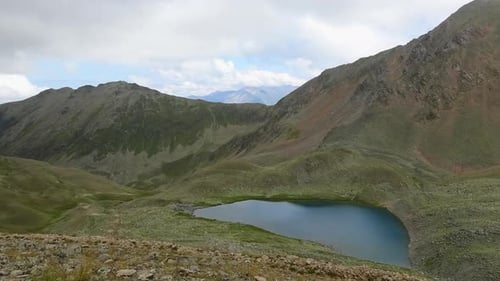 Zeitraffer-Seenszene in Bergen, Nationalpark von Dombay, Kaukasus, Russland