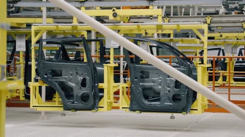 Usine automobile Voitures de production modernes, portes de voiture prêtes pour le transport, chaîne de production