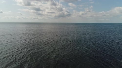 Dunkles kaltes Meer oder Meer, schöner Himmel. Meereshintergrund-Luftaufnahme