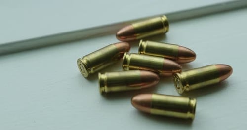 Nahaufnahme der Pfanne rechts von 9-mm-Handfeuerwaffengeschossen