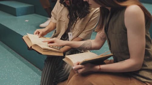 Studentinnen lesen gemeinsam Buch