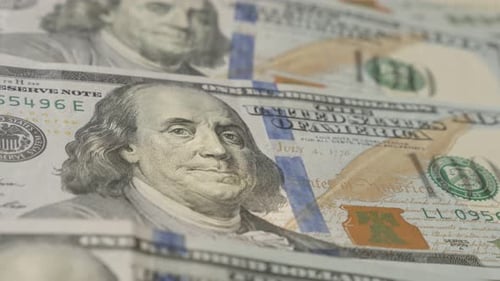 Inclinaison lente sur le papier-monnaie américain en 100 coupures 4K 2160p 30 images par seconde, images par seconde, vidéo UltraHD - American do