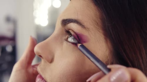 Erstellen von Nahaufnahmen im lila Smokey Eye Make-up-Look