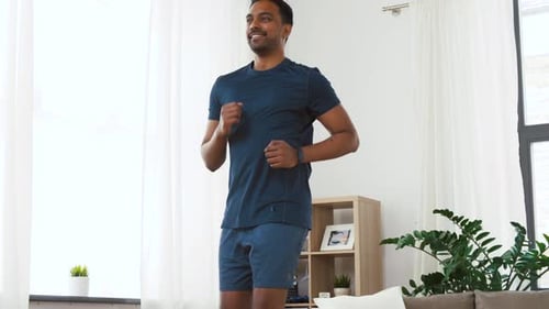 Indischer Mann läuft zu Hause vor Ort