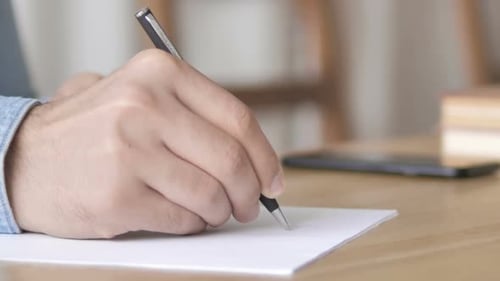 Nahaufnahme der Handschrift bei der Arbeit