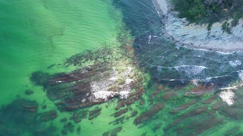 Meeresboden bedeckt mit Wasser des Schwarzen Meeres in Strandnähe mit Klippen