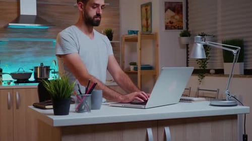 Konzentrierter freiberuflicher Mann, der