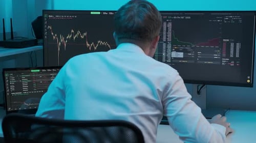 Primer plano de un joven comerciante caucásico que trabaja en la computadora del monitor y navega en línea