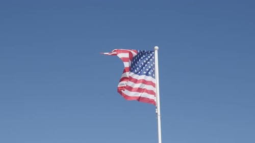 Stoff mit Flagge der Vereinigten Staaten von Amerika vor blauem Himmel 4K 2160 30fps UHD-Aufnahmen - Amerikanisches Symbol i