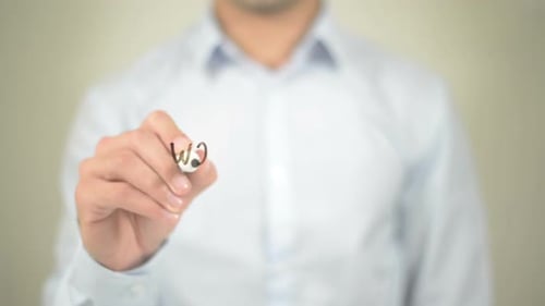 Travail en cours, homme d'affaires écrivant sur un écran transparent