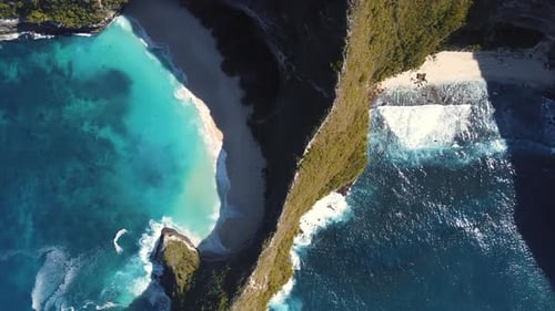 Bali, Indonesia, vista aérea de la playa de Kelingking (bahía de Manta) en la isla de Nusa Penida al atardecer
