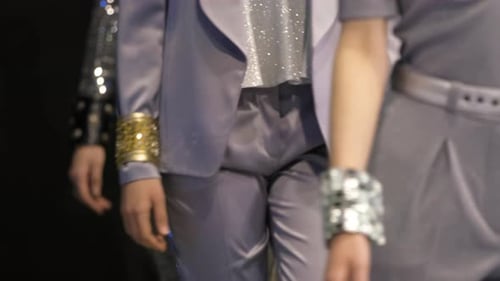 Pulseira brilhante no Model Podium Defile Show