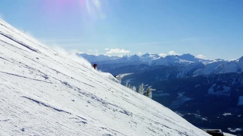 Menschen snowboarden auf verschneiten Bergen