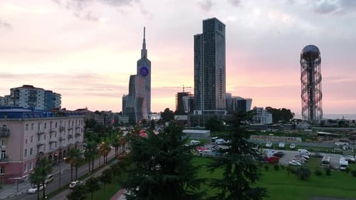 Toma aérea al atardecer de edificios modernos en el centro de Batumi. Georgia verano 2022