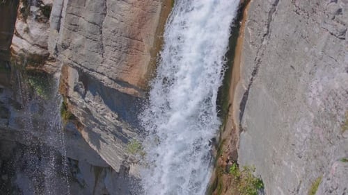 L'eau qui tombe s'écrase dans la rivière