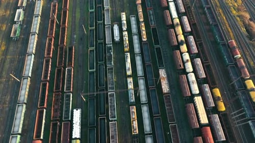 Voo aéreo sobre a estação ferroviária