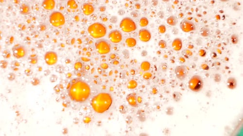 Bubbles in einem Bier. Nahaufnahme