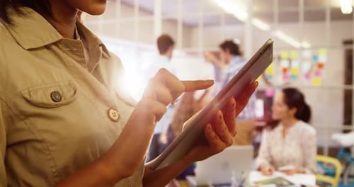 Femme dirigeante d'entreprise utilisant une tablette numérique